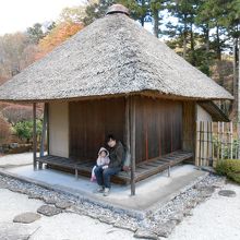 茅葺屋根の茶屋
