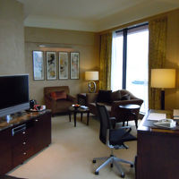 ベッド側からの写真です。ワインがサービスで提供されました。