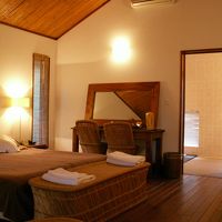 客室の写真です。奥がバスルームです