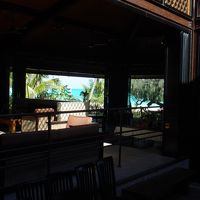 ホテルのロビーから見たビーチ