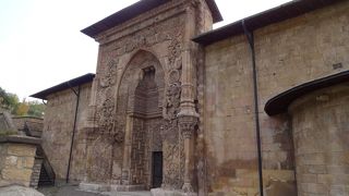 世界遺産です。ディヴリィの街の東の高台にあります。