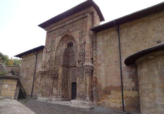 世界遺産です。ディヴリィの街の東の高台にあります。