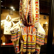 イヌイット　大きなフードは子供を背負って入れる