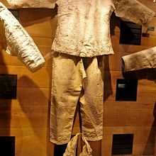 ナーナイ族の魚の皮製上着とズボン　