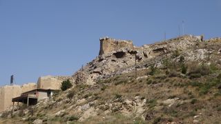 ウル・ジャーミーの前の広場から、城塞が見えます