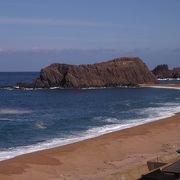 丹後半島景勝地巡り?　立岩・美しい形の岩が砂浜に溶け込んでいて独特の風景美