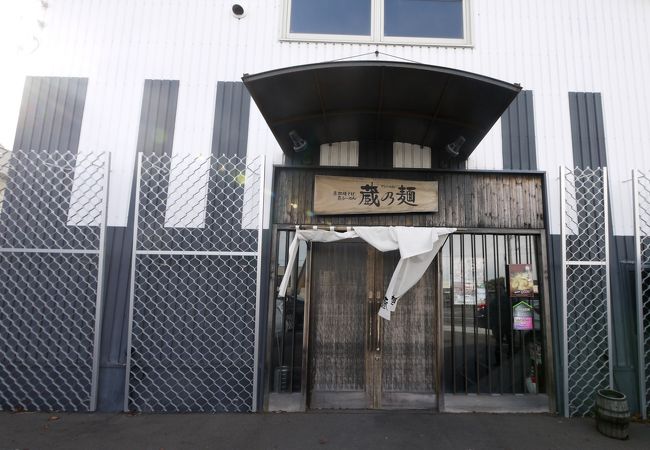 すこし和風系のラーメン　醤油と味噌がある　麺も選べる