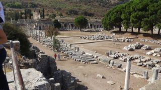 紀元前３世紀ごろ、リシマコス帝の時代に造られた「商業アゴラ」です。