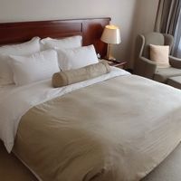 キングサイズベッドで枕がたくさんです。