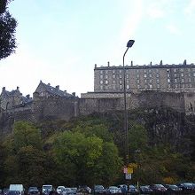 高台にそびえるエジンバラ城。