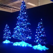 出口にあった光る蚕で作ったクリスマスツリーです