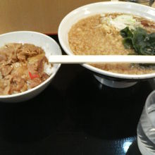 日替わりの丼セット（豚生姜焼き丼とたぬきそば）を注文。