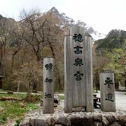 静かな森と背後に神秘的な池、穂高神社奥宮。