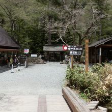 穂高神社　奥宮。明神池出入り口、立派になった。