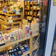 サムジキルの一階にお店があります。