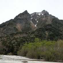 梓川から明神岳方面を撮影。