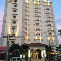 エントランスからフロントまでは南国風！