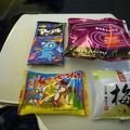 ハーゲンダッツのアイスクリームが出たり、珍しいスナック菓子が多く用意されていたりといたれり付くせりの機内となっていて、長時間のフライトも苦にならないそんな空間です。