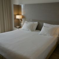 シンプルな造り。落ち着く色合い。快適ベッド