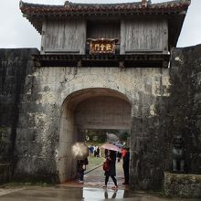 りっぱな石造りの門。左右のシーサーにも注目。