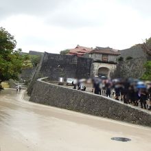 平日、雨天にもかかわらず修学旅行生や一般観光客で大賑わい。