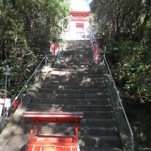 本殿への階段が長い