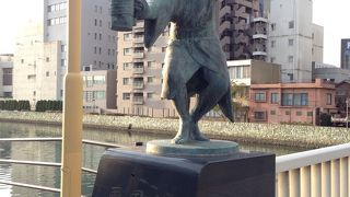 交番の隣の阿波おどり像