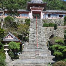 かなり古い石段です