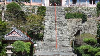 山の中腹にある神社