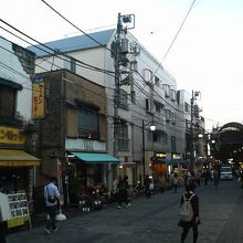 弘明寺の門前から歴史の長い感じの個人商店が並びます。