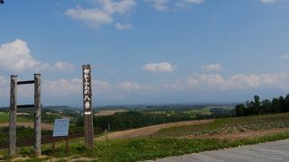 丘陵地形の絶景、７月はラベンダー畑に
