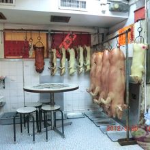 龍記飯店内部　豚に囲まれたテーブルで食事