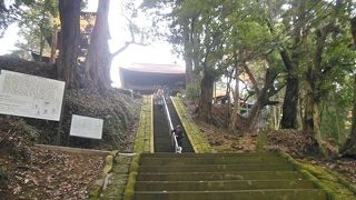 坂と階段が大変ですがその先には素晴らしいお寺が