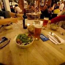 サラダとビール