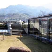 環の湯に続く通路から見た中庭