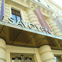 白ベースの建物で雰囲気がある。