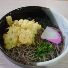 奥さまの野菜天ぷらソバです。