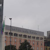 ミラノ中央駅のZARAから近い出口を出て左手に歩くと見えます