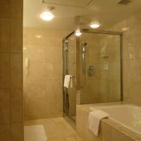 バスルームには大理石が用いられています