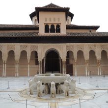 直行したのでひっそりとした中庭を撮れました