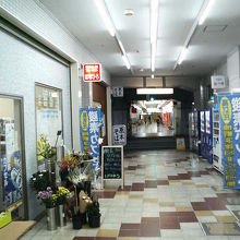 原木中山駅の高架下に花が並んでいます。