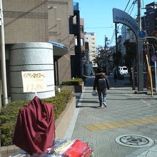 輸入物の服を店先に並べてる店もあります。