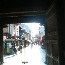 西新井大師の門前近くまでお店がひしめき合ってます。