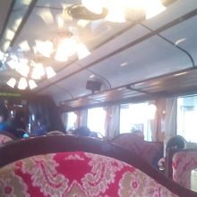 少々、変な雰囲気の車内。