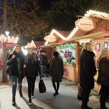 公園外北側の道にはクリスマス・マーケットが出ていました。