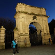 セント・スティーブンス・グリーンのゲートは日没には閉まります