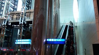 A380を優遇している巨大空港。差別思想が垣間見える。