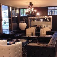 何故かナイトクラブっぽいロビー