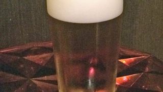 羽田空港北ウイングのサクララウンジでビールとカプチーノ