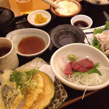 とろろご飯セットを食べました。